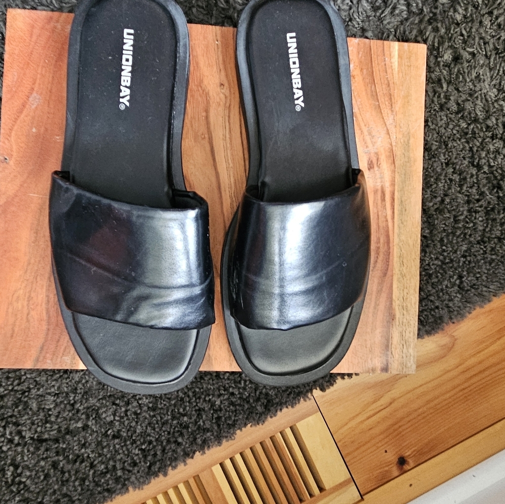Union Bay slip on sandal  size 9 - Picture 3 of 3